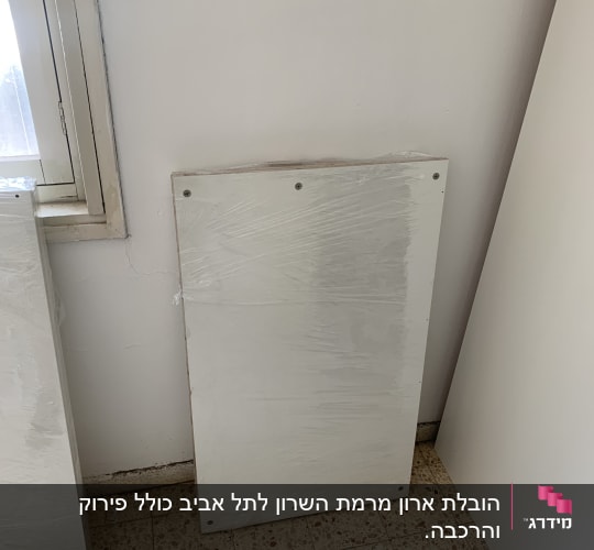 לוחות עץ מונחים על רצפה ליד קיר